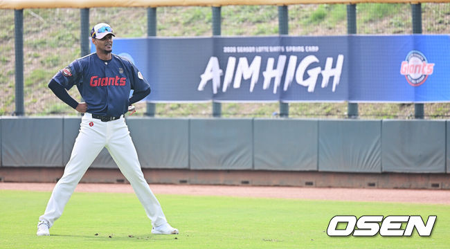 [OSEN=타이난(대만) , 이석우 기자] 프로야구 롯데 자이언츠가 2일(한국시간) 대만 타이난 아시아-태평양 국제야구센터에 스프링캠프를 차리고 구슬땀을 흘렸다.김태형 감독 등코치진과 투수20명,포수5명,내야수9명,외야수7명 등 총41명의 선수단이 1월 20일까지 1차 캠프에서 체력 강화와 기술 훈련을 치른 뒤 21일부터 3월 5일까지 일본 미야자키로 옮겨 2차 캠프에서 구춘리그에 참가해 실전 감각을 점검한다.롯데 엘빈 로드리게스가 훈련을 하고 있다. 2026.02.02 / foto0307@osen.co.kr