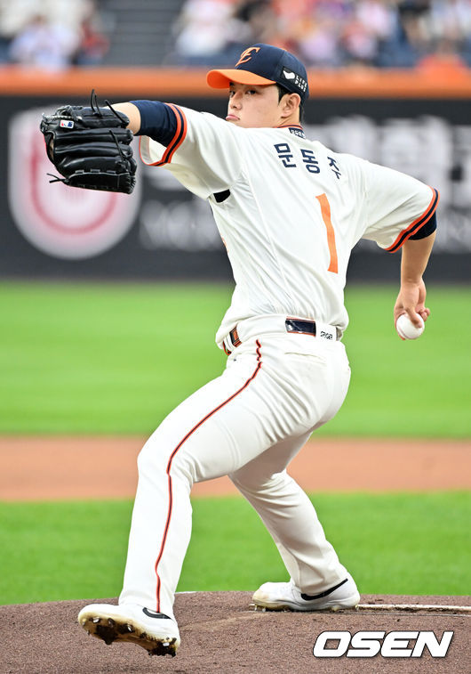 [OSEN=대전, 민경훈 기자] 27일 오후 대전 한화생명볼파크에서 2025 신한 SOL Bank KBO리그한화 이글스와LG 트윈스의 경기가 열렸다.한화는문동주, LG는톨허스트를 선발 투수로 내세웠다.한화 선발 문동주가 힘차게 공을 뿌리고 있다. 2025.09.27 /rumi@osen.co.kr