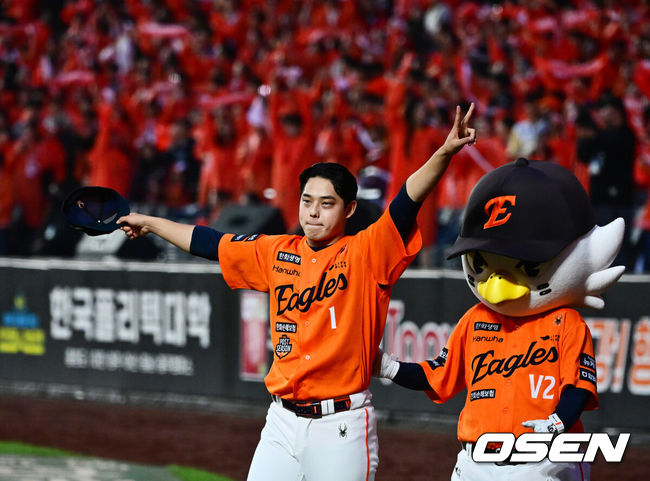 [OSEN=대전, 지형준 기자] 프로야구 한화 이글스가 첫 판을 승리하고, 한국시리즈 진출 확률 76.5%를 잡았다.한화는18일 대전 한화생명볼파크에서 열린 2025 KBO리그 플레이오프(5전 3선승제) 1차전 삼성 라이온즈와 경기에서 9-8재역전 승리를 거뒀다.예상과 달리 난타전이었고, 한화는 15안타를 몰아쳤다.선발 폰세는 6이닝 7피안타(1피홈런) 1볼넷 8탈삼진 6실점(5자책)으로 부진했으나 승리 투수가 됐다. 문동주가 7회 구원투수로 등판해 2이닝 1피안타 4탈삼진 무실점으로 잘 던졌다. 마무리 김서현은 9회 등판해 홈런 등 2점을 허용하고 교체됐다. 김범수가 세이브를 기록했다.플레이오프 1차전 MVP에 선정된 한화 문동주가 기뻐하고 있다. 2025.10.18 /jpnews@osen.co.kr