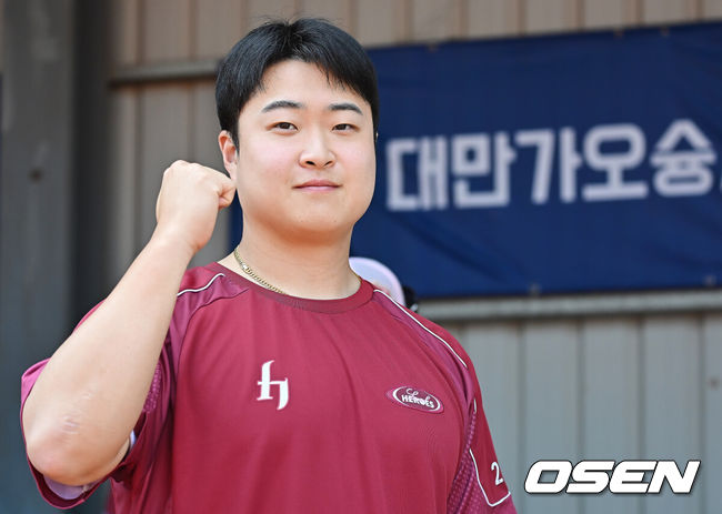 [OSEN=가오슝(대만) , 이석우 기자] 프로야구 키움 히어로즈가 3일(한국시간) 대만 가오슝 국경칭푸야구장에 스프링캠프를 차리고 구슬땀을 흘렸다.키움 히어로즈는 설종진 감독 등 코치진 12명과 선수 48명을 합쳐 총 60명이 참가해 지난달 22일부터 3월 7일까지 45일간 대만 가오슝 국경칭푸야구장에서 전지 훈련을 치르고 있다. 키움 김재웅이 인터뷰에서 포즈를 취하고 있다. / foto0307@osen.co.kr