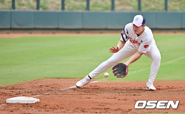 [OSEN=타이난(대만) , 이석우 기자] 프로야구 롯데 자이언츠가 1일(한국시간) 대만 타이난 아시아-태평양 국제야구센터에 스프링캠프를 차리고 구슬땀을 흘렸다.김태형 감독 등코치진과 투수20명,포수5명,내야수9명,외야수7명 등 총41명의 선수단이 1월 20일까지 1차 캠프에서 체력 강화와 기술 훈련을 치른 뒤 21일부터 3월 5일까지 일본 미야자키로 옮겨 2차 캠프에서 구춘리그에 참가해 실전 감각을 점검한다.롯데 나승엽이 3루 수비훈련을 하고 있다. 2026.02.01 / foto0307@osen.co.kr