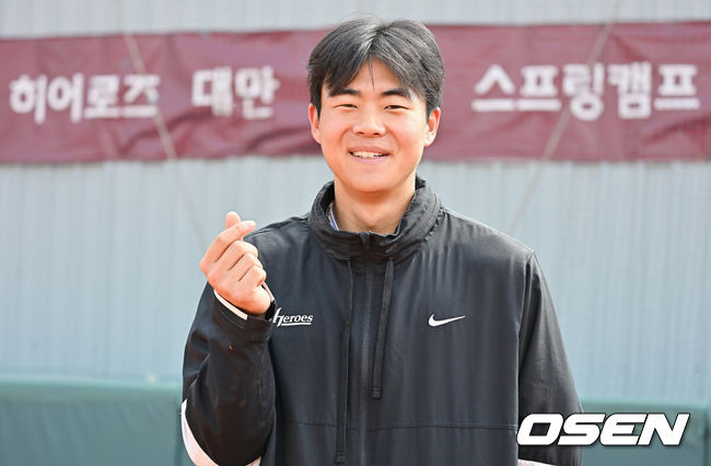 [OSEN=가오슝(대만) , 이석우 기자] 프로야구 키움 히어로즈가 3일(한국시간) 대만 가오슝 국경칭푸야구장에 스프링캠프를 차리고 구슬땀을 흘렸다.키움 히어로즈는 설종진 감독 등 코치진 12명과 선수 48명을 합쳐 총 60명이 참가해 지난달 22일부터 3월 7일까지 45일간 대만 가오슝 국경칭푸야구장에서 전지 훈련을 치르고 있다. 키움 어준서가 인터뷰에서 포즈를 취하고 있다. / foto0307@osen.co.kr