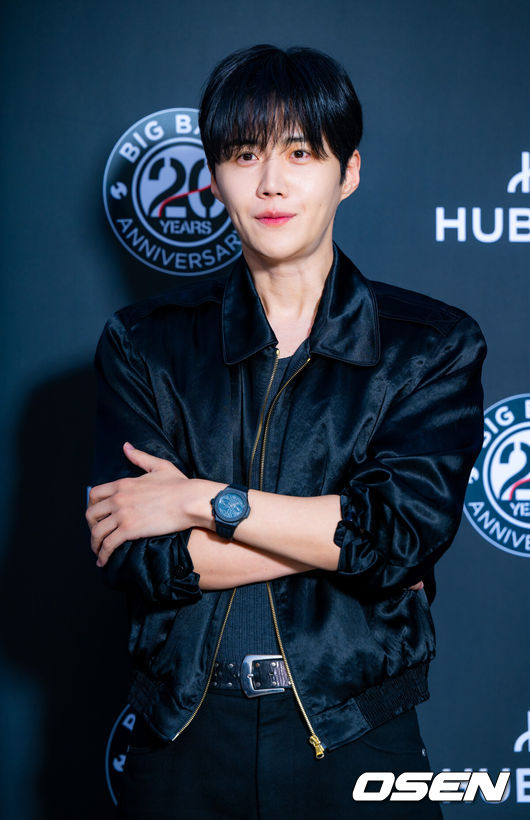 [OSEN=민경훈 기자] 11일 오후 서울 성동구 왕십리의 한 복합문화공간에서 스위스 시계 브랜드 컬렉션 이벤트 포토콜 행사가 열렸다.이날 가수 카이(엑소), 이창섭(비투비), 미야오(MEOVV), 배우 김선호, 추영우, 모델 신현지가 참석해 자리를 빛냈다.배우 김선호가 포토타임을 가지고 있다. 2025.06.11 / rumi@osen.co.kr