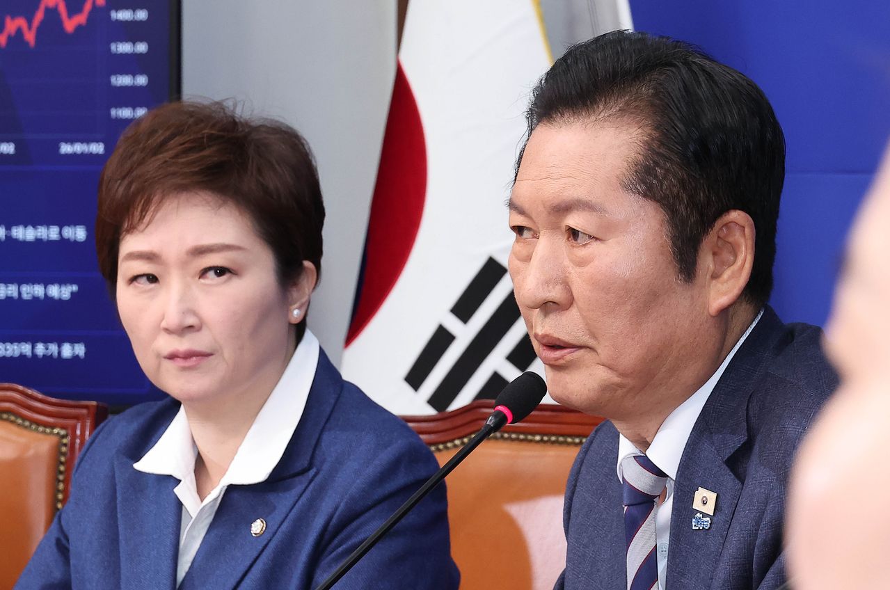 정청래 더불어민주당 대표가 2일 오전 국회에서 열린 최고위원회의에서 발언하고 있다. 왼쪽은 이언주 최고위원. 임현동 기자