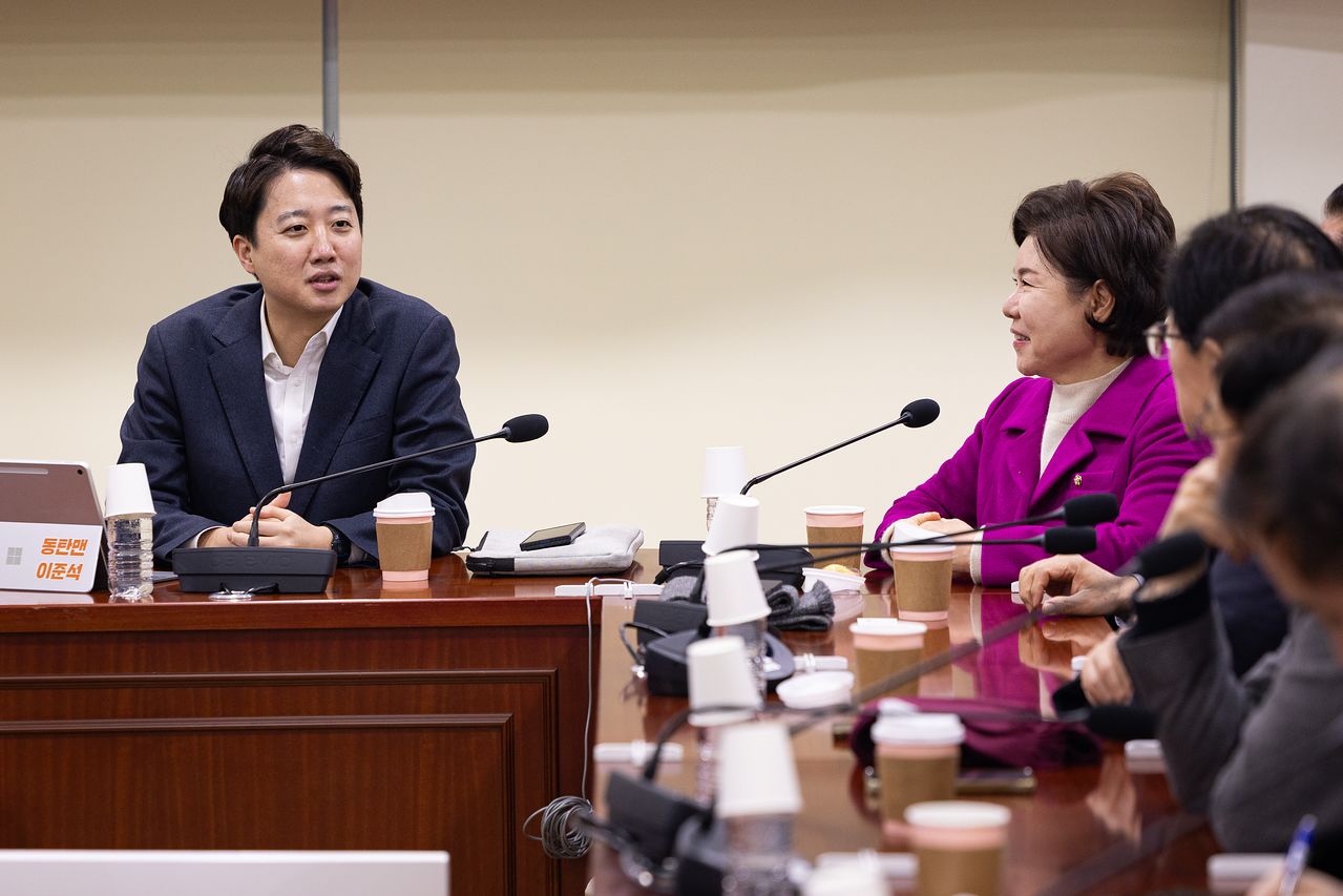 이준석 개혁신당 대표가 3일 서울 여의도 국회 의원회관에서 열린 국민의힘 대안과미래 주최 '위기의 한국 보수에 대한 진단과 해법!' 토론회에서 참석 의원들과 대화하고 있다. 뉴스1