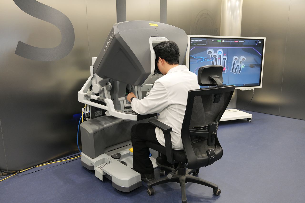 서울대병원 외과 술기교육센터에서 한 외과 전공의가 로봇수술 술기를 연습하고 있다. [사진제공 서울대병원]