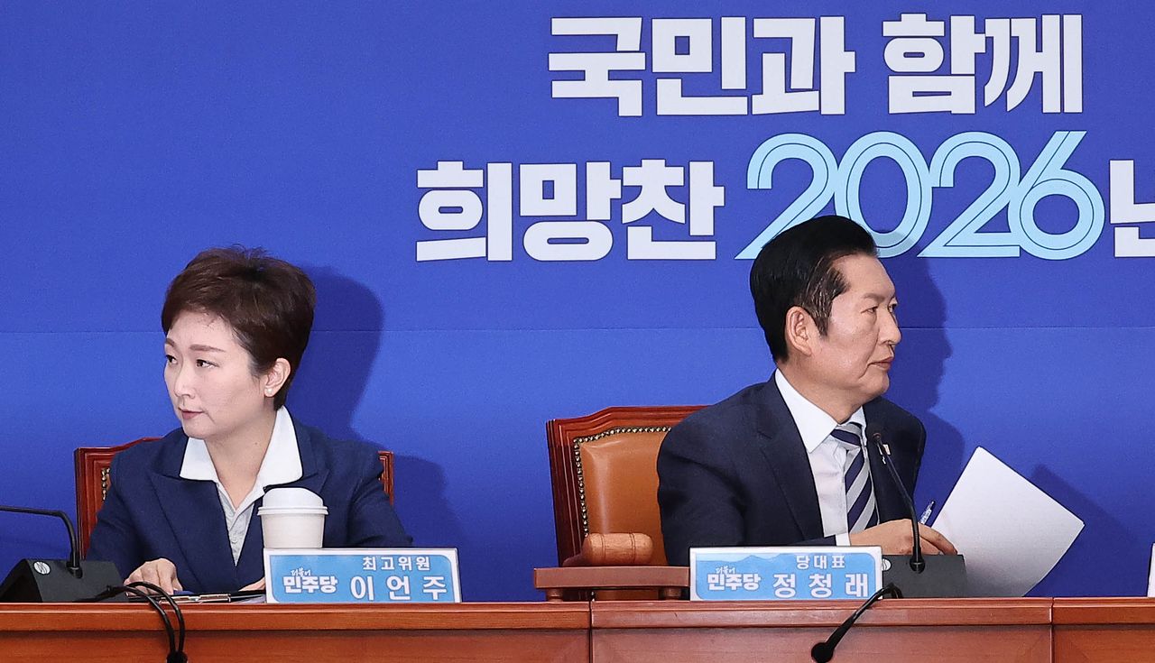 정청래 더불어민주당 대표(오른쪽)가 2일 오전 국회에서 최고위원회의를 마치고 자리에서 일어나고 있다. 왼쪽은 이언주 최고위원. 임현동 기자.