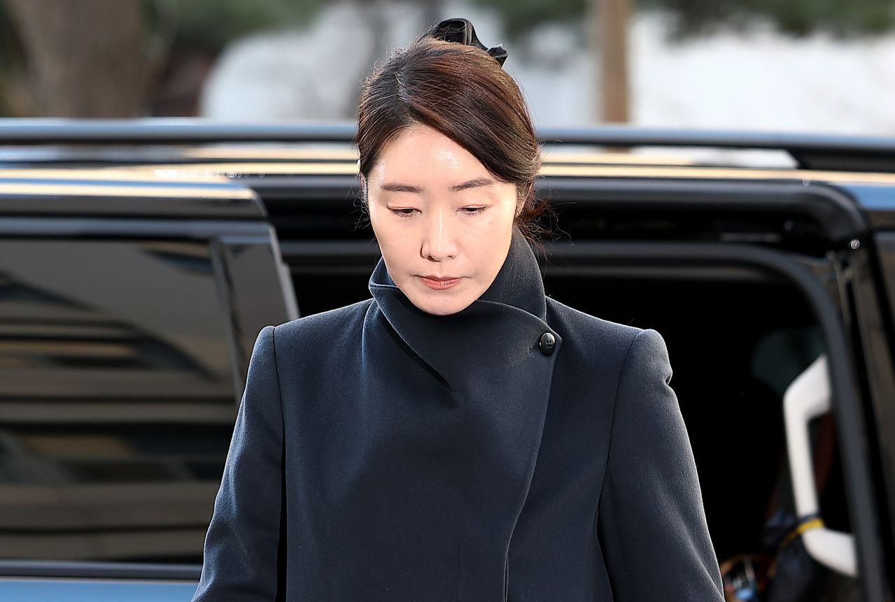 2022년 지방선거를 앞두고 전 사무국장 남모씨를 통해 김경 서울시의원이 공천 대가로 건넨 1억원을 수수한 혐의를 받는 무소속 강선우 의원이 지난달 20일 서울 마포구 서울경찰청 공공범죄수사대로 출석하며 입장을 밝히고 있다. 연합뉴스 