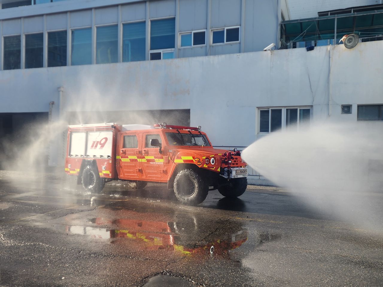 기아가 개발한 한국형 소형전술차량(K351)을 소방차로 개조한 저상형 소방차. [사진 서울시]