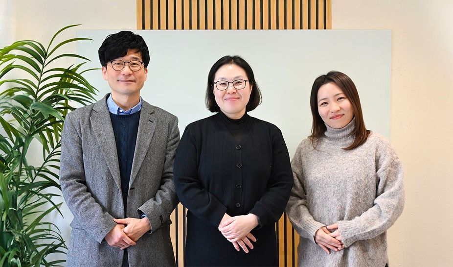 ▲ 일본 현지에서 열린 협약식에서 경희사이버대학교 글로벌자율학부와 일본 Adosai LLC 관계자들이 글로벌 교육 유치 협력을 위한 업무협약을 체결했다. (사진=왼쪽부터 강민석 교육혁신본부 부본부장, 서진숙 글로벌자율학부장, 유튜버 사이 선생님)