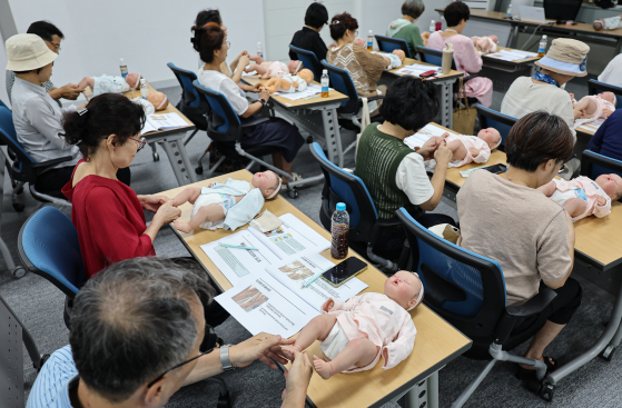 조부모들이 2024년 9월 11일 서울 서대문구보건소에서 열린 '우리손주 육아교실'에서 아기 마사지 법을 배우고 있다. 뉴스1