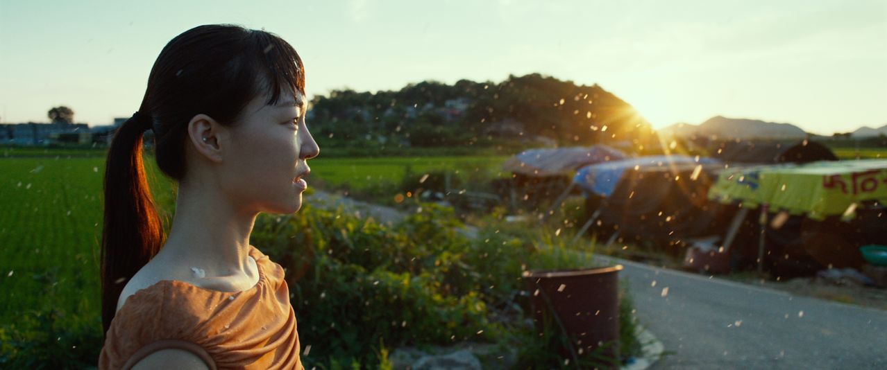 6분43초 영상 '빛23'. '기생충'의 배우 한예리가 출연했고, 홍경표 촬영감독이 해질녘의 자연광을 잡았다. 음악 백현진. 사진 PKM갤러리