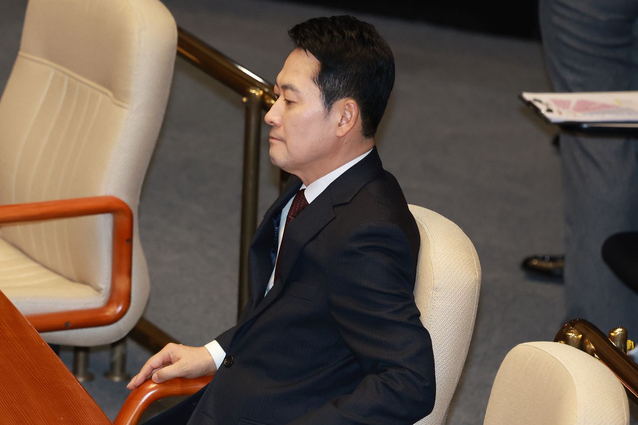 한동훈 전 대표 제명으로 국민의힘 내홍이 계속되는 가운데 2일 국회 본회의장에 나온 장동혁 대표가 임시국회 개회식 시작을 기다리고 있다. [뉴시스]