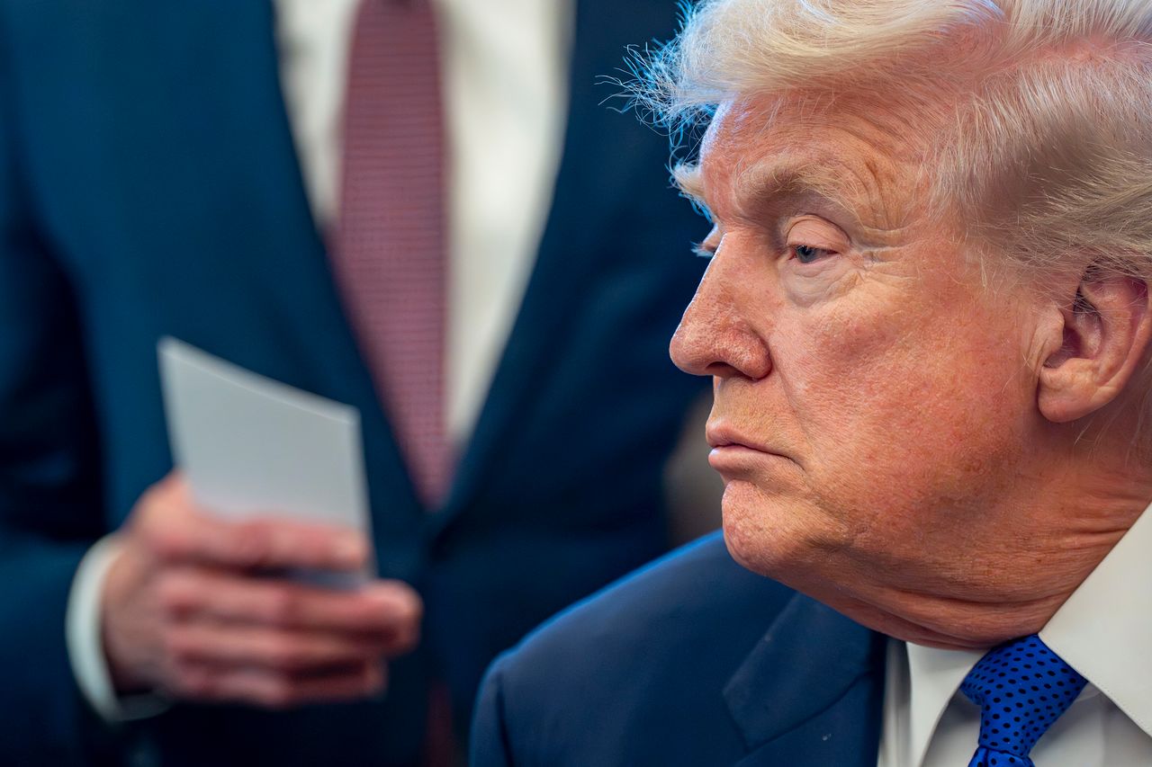 도널드 트럼프 대통령이 2일(현지시간) 백악관에서 진행한 핵심광묵 비축 계획인 '프로젝트 볼트'를 공식 발표하는 자리에서 더그 버검 내무부 장관을 발언을 듣고 있다. EPA=연합뉴스