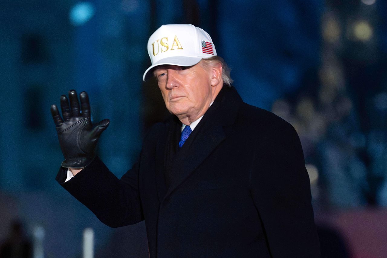 도널드 트럼프 대통령이 지난 1일(현지시간) 백악관에 도착해 기자들을 향해 인사를 하고 있다. AP=연합뉴스