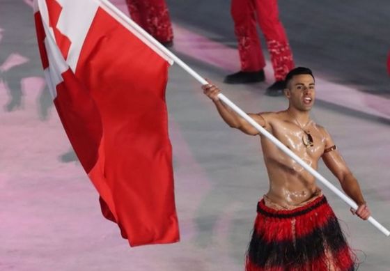 지난 2018년 2월 9일 오후 강원도 평창 올림픽스타디움에서 열린 2018 평창동계올림픽 개막식에서 남태평양 섬나라 통가의 크로스컨트리 스키 국가대표 피타 니콜라스 타우파토푸아가 웃통을 벗고 국기를 들고 입장하고 있다