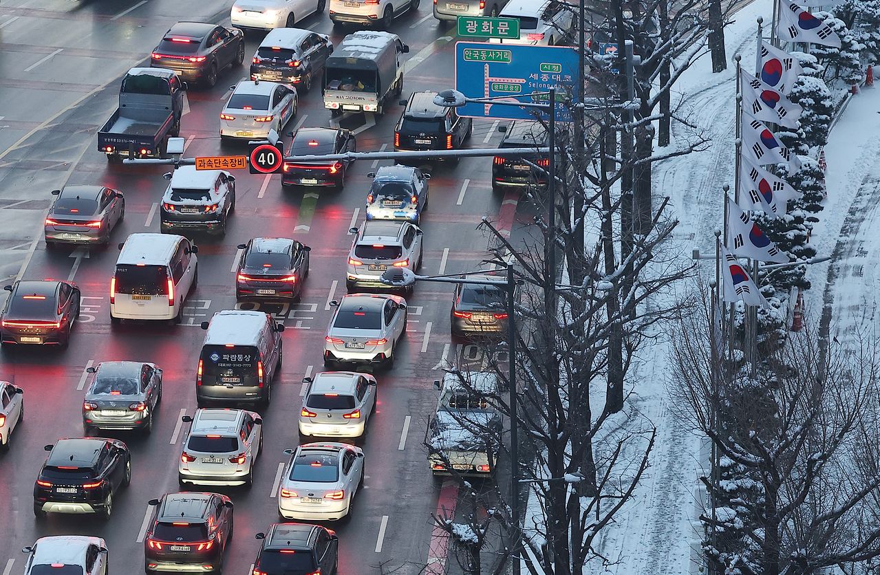 폭설이 내린 2일 오전 서울 종로구 광화문광장 인근 도로가 정체되고 있다. 연합뉴스
