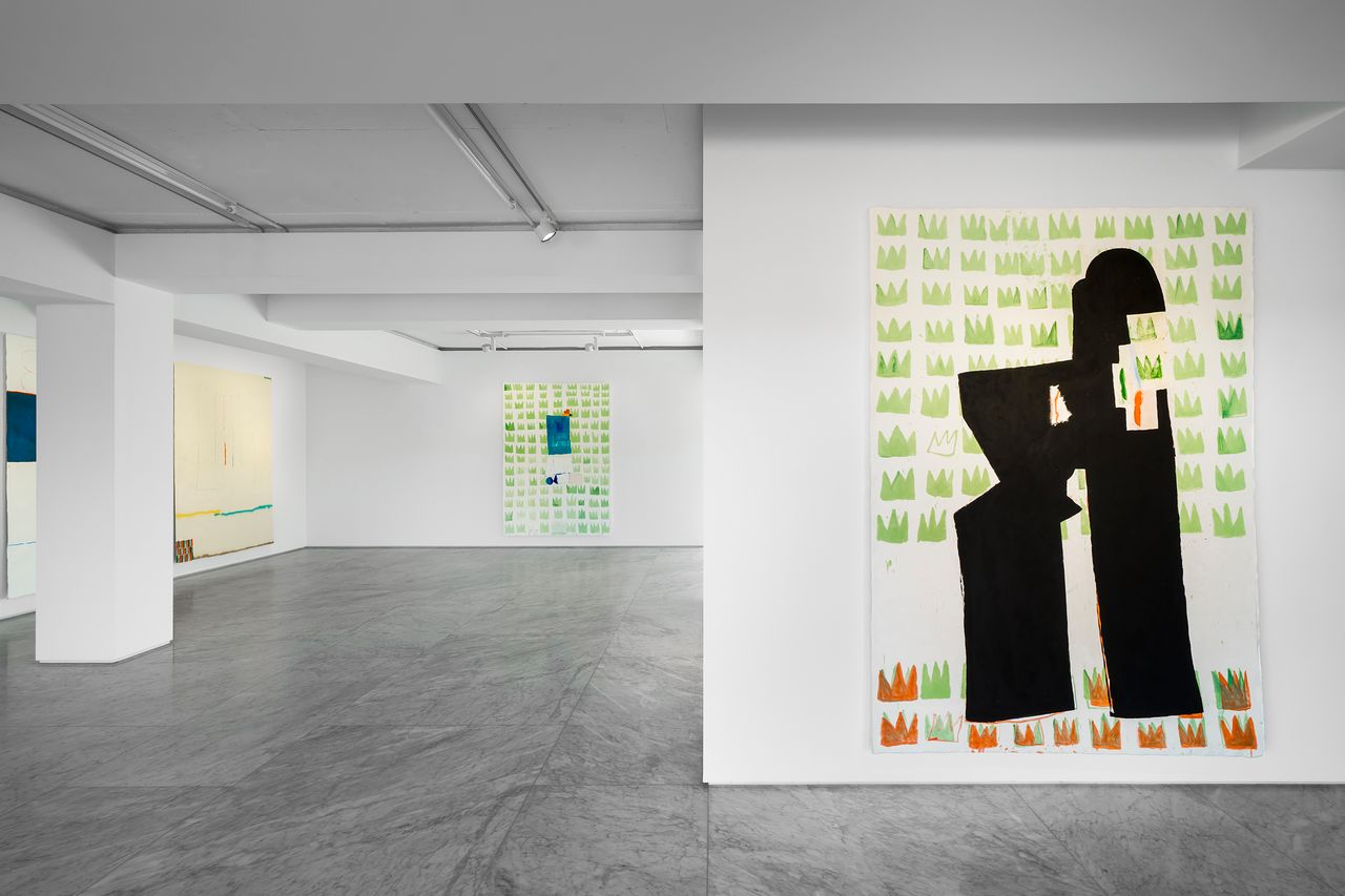 백현진 개인전 '서울식' 전시 전경. 맨 앞 그림은 '난제'. 연두색 왕관 같은 형태에 대해 "지난해 초 산불이 크게 난 LA에서 전시하며 풀을 그렸다"고 말했다. 사진 PKM갤러리