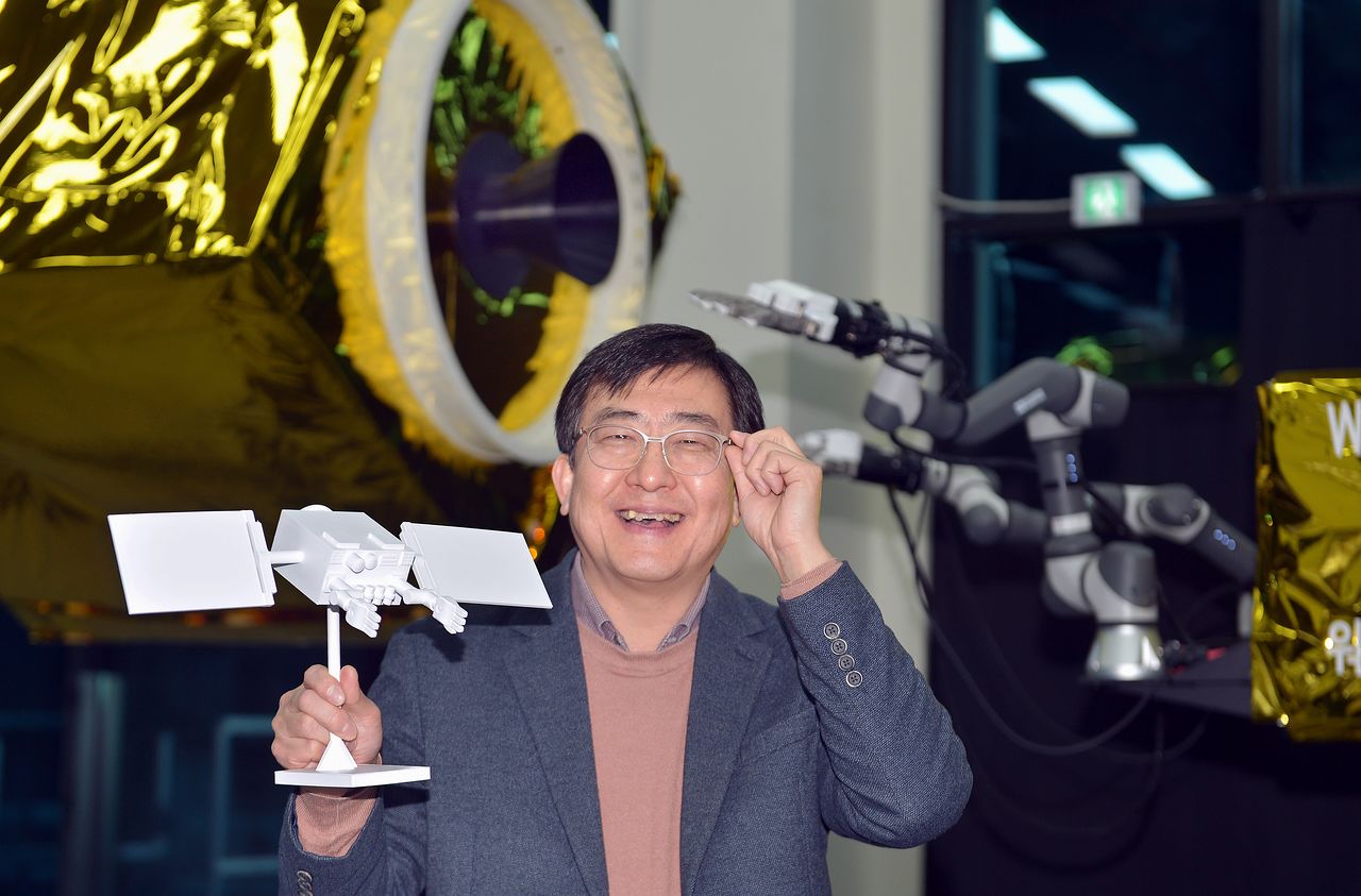 김해동 워커린스페이스 대표가 지난달 22일 세종시 기업연구소에서 실제 크기를 축소한 위성 모형에 로봇팔을 접촉하는 모습을 시연하며 설명하고 있다. 워커린스페이스는 국내 민간업체로는 유일하게 3차원 미세중력 모사장치를 구현하고 궤도 상 서비스(OOS) 기술을 개발 중이다. 김성태 객원기자