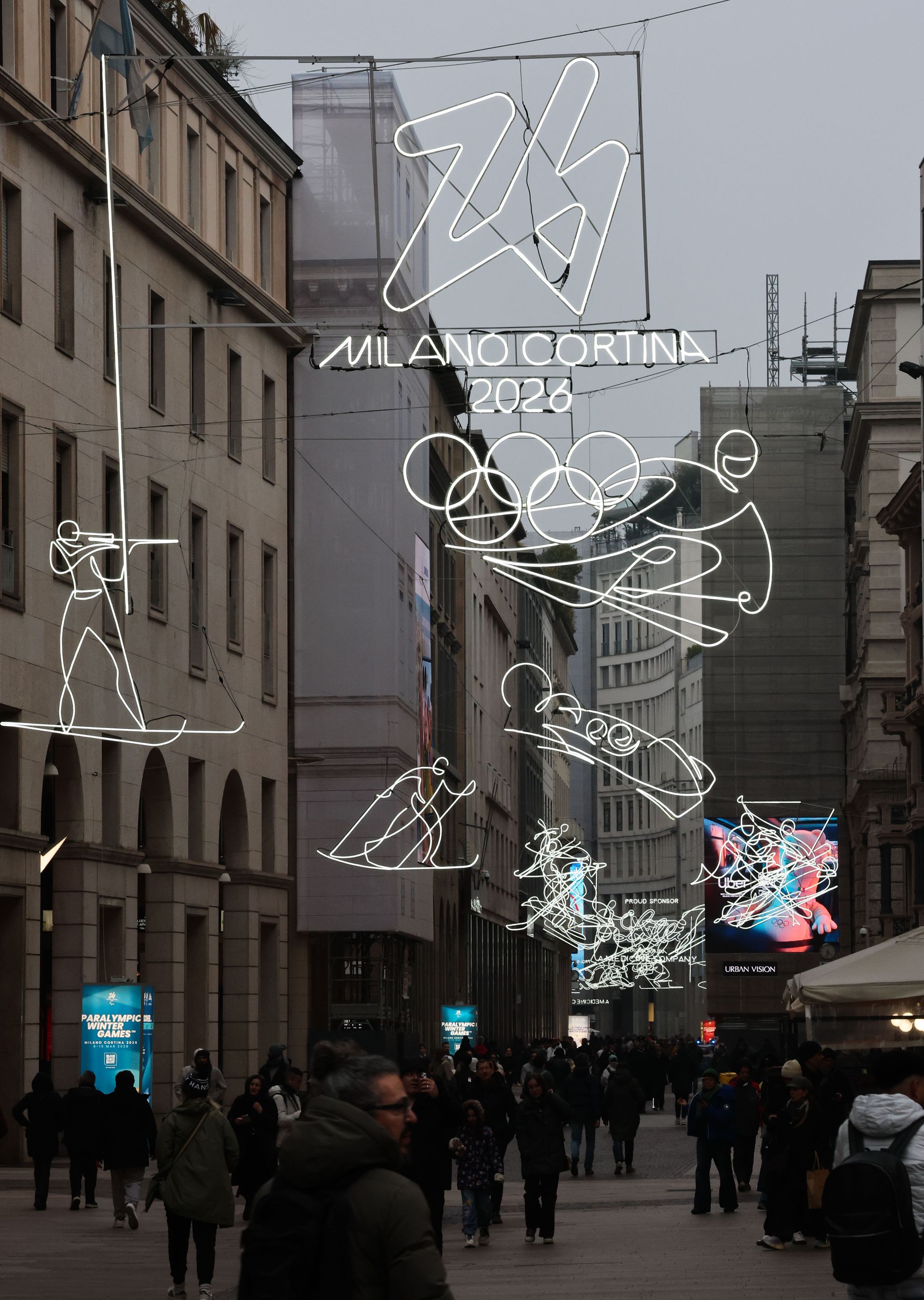 밀라노 코르티나 동계올림픽 개막을 사흘 앞둔 2일 이탈리아 밀라노 두오모 성당 인근에 동계올림픽을 홍보하는 LED조형이 걸려있다. 김종호 기자 