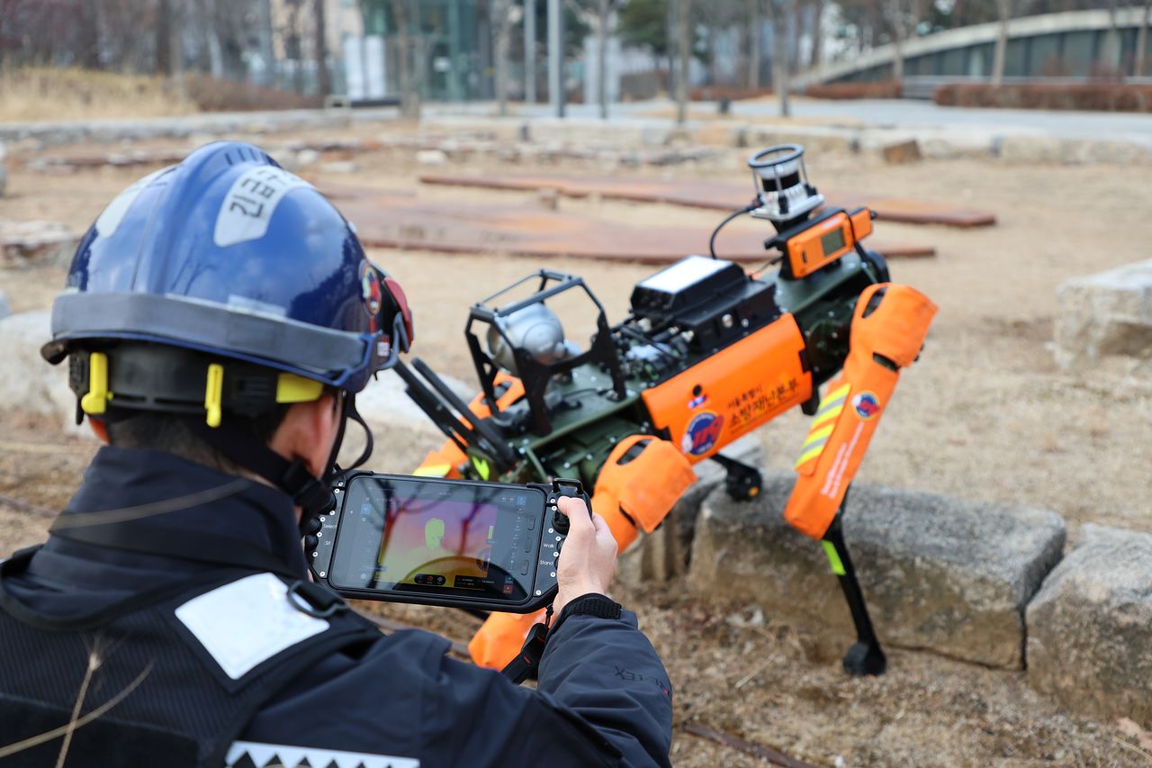 서울시 소방재난안전본부는 향후 소방대원 진입이 어려운 사건·사고 현장에 4족 보행 로봇을 투입하기로 결정했다. [사진 서울시]