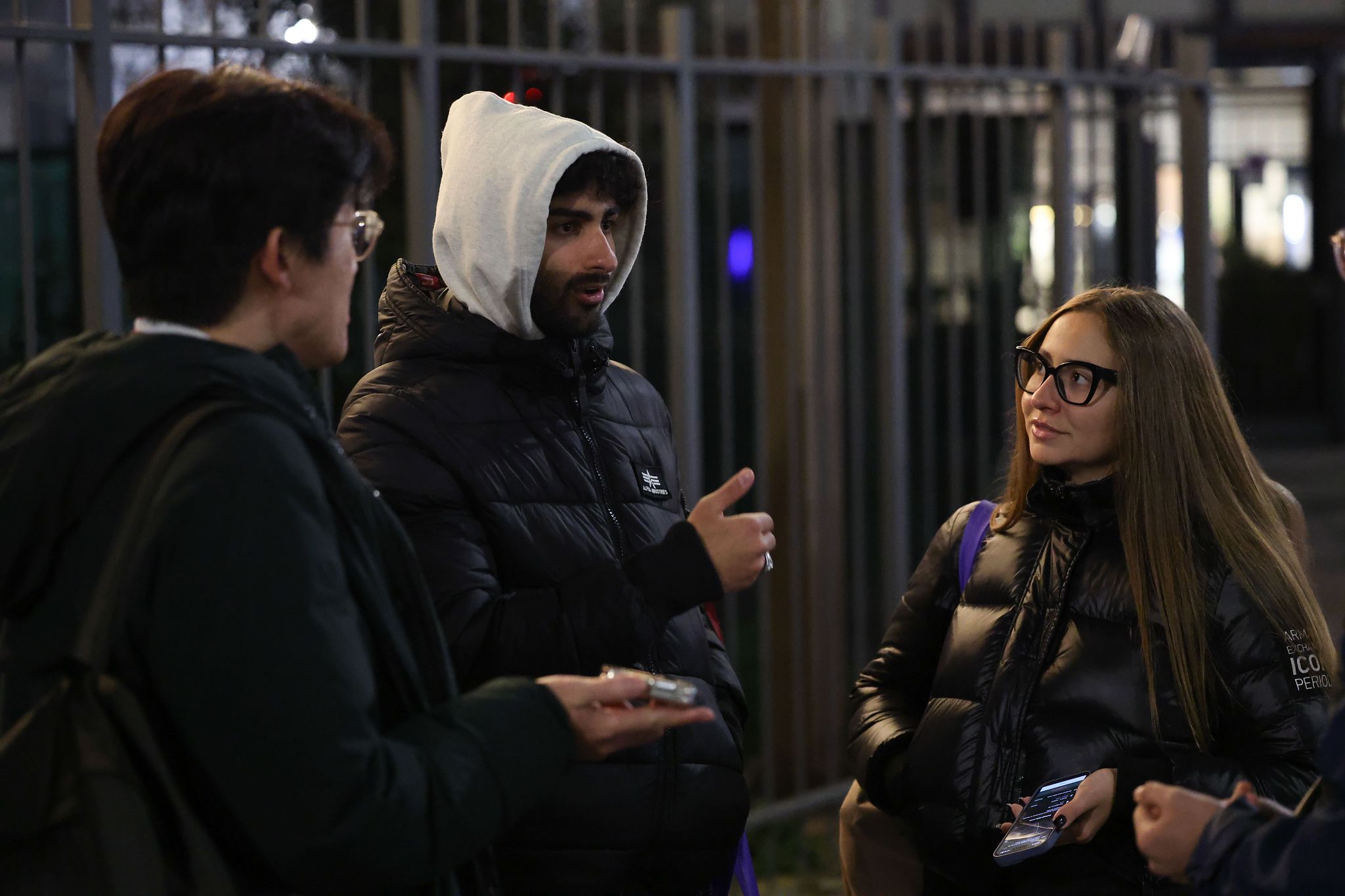 밀라노 코르티나담페초 동계올림픽 개회식이 열릴 산시로 경기장 인근에서 시민들이 중앙일보와 인터뷰 하고 있다. 김종호 기자 