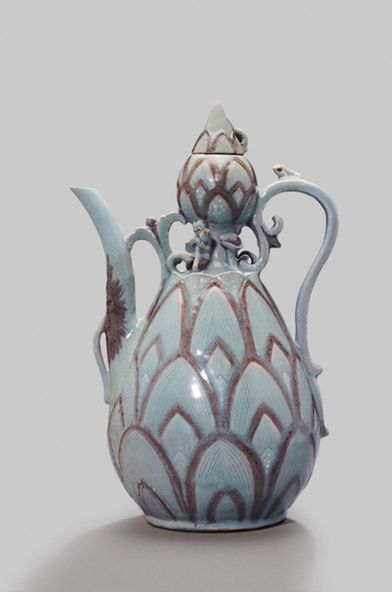 미국 워싱턴 D.C.의 스미소니언 산하 국립아시아예술박물관(National Museum of Asian Art) 이건희 컬렉션 전시에 출품된 청자 동화연화문 표주박모양 주전자(靑磁 銅畵蓮花文 瓢形 注子, 국보). '청자동채 연화문 표형 주자'라고도 불린다. 삼성 리움미술관 소장품으로 이번에 미국에서 선보였다. 사진 국가유산포털