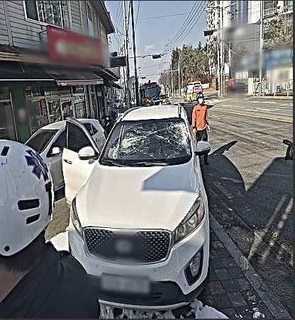 경기 안성시 4차선 국도에서 방현망에 부딪쳐 앞유리가 깨진 사고 차량. 경기도소방재난본부 제공