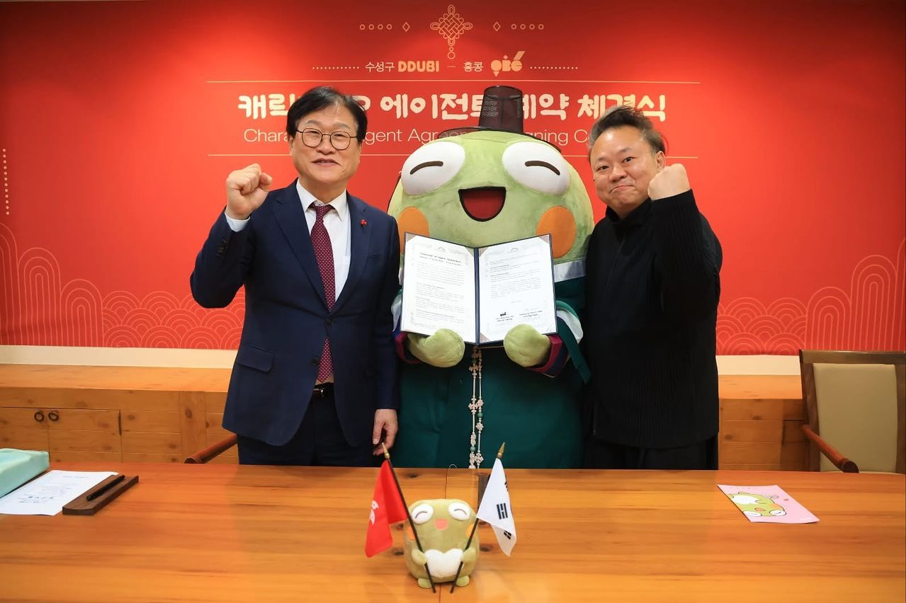 김대권 수성구청장(왼쪽)이 홍콩 기업과 뚜비의 지식재산권 계약을 체결했다. [사진 수성구] 