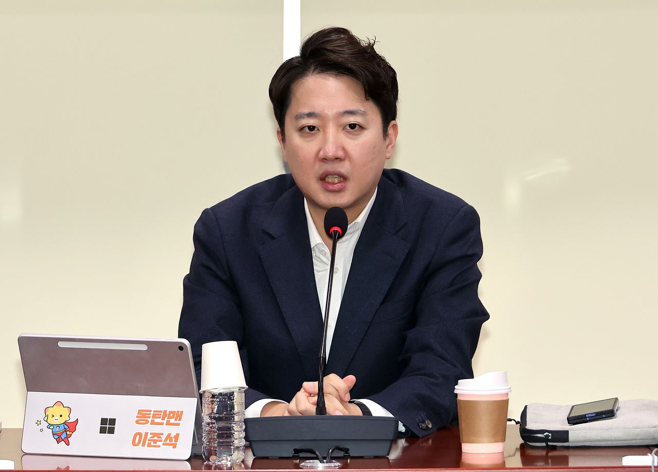 이준석 개혁신당 대표가 3일 국민의힘 초·재선 의원 모임인 '대안과 미래' 소속 의원들이 주최한 '위기의 한국 보수에 대한 진단과 해법!' 토론회에 참석해 강연 중이다. 연합뉴스