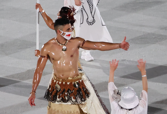 지난 2021년 7월 23일 일본 도쿄 신주쿠 국립경기장에서 열린 2020 도쿄올림픽 개막식. '통가 근육맨' 피타 타우파토푸아(태권도)가 기수로 입장하고 있다. 리우올림픽과 평창 동계올림픽에 이어 세 번째로 통가 기수로 등장했다. 연합뉴스