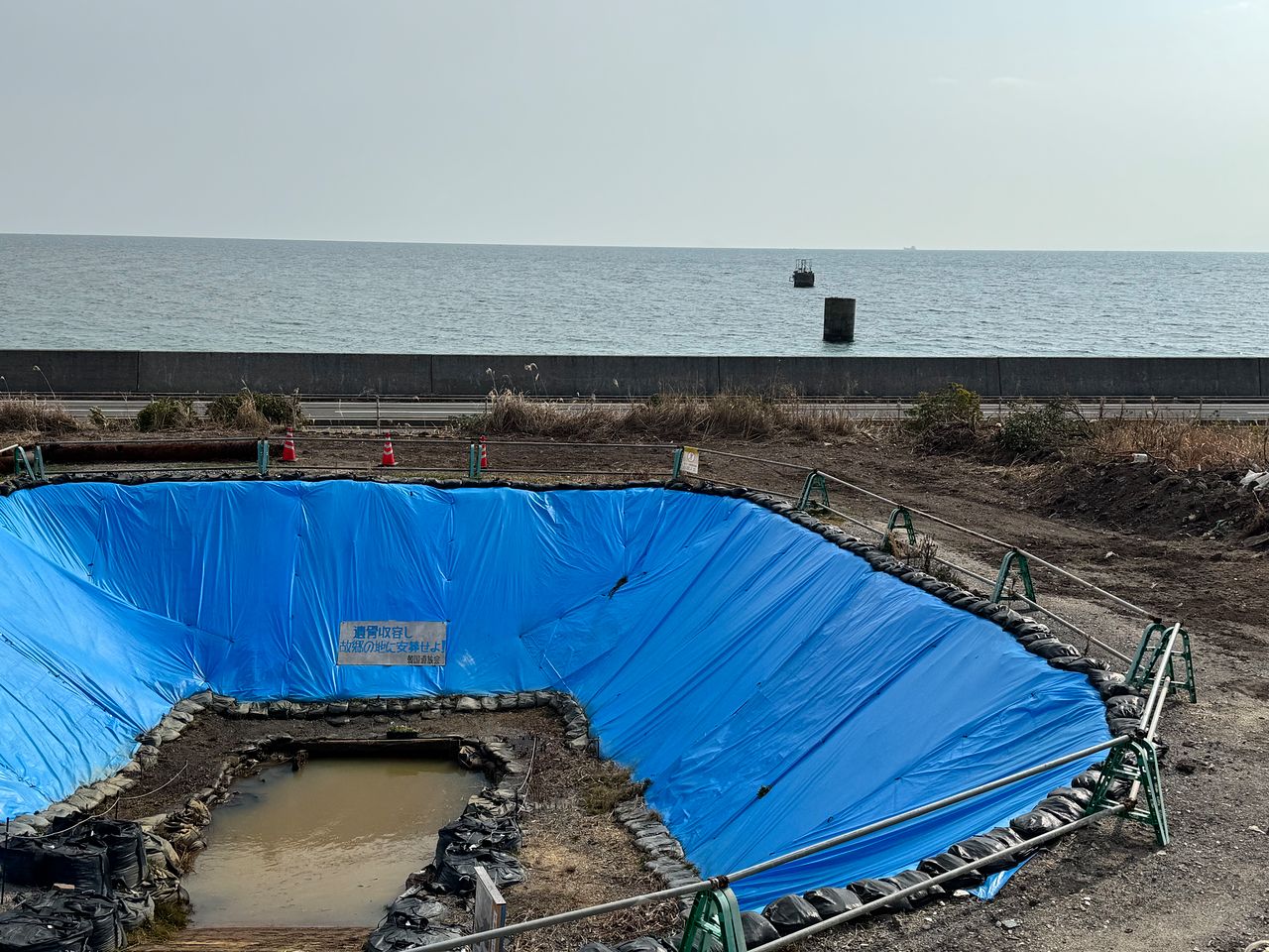 지난 2일 찾아간 일본 야마구치현 우베시 조세이탄광의 갱도 입구. 1942년 2월 3일 발생한 수몰사고로 조선인 136명을 포함한 183명이 희생됐다. 이재명 대통령과 다카이치 사나에 일본 총리는 지난 1월 나라에서 한일정상회담을 갖고 희생자 유해 감정에 합의한 바 있다. 갱구에서 약 400m 떨어진 곳에 우뚝 솟은 환기구(피야)가 보인다. 우베=김현예 특파원 