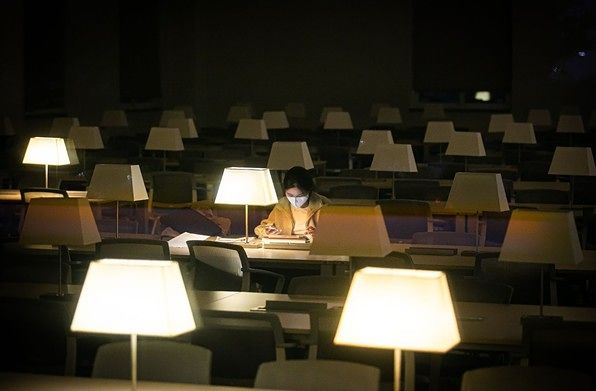 ▲ 경희사이버대학교는 100% 온라인 학사과정과 다국어 자막 강의, AI 기반 학습·행정 지원 시스템을 통해 재직자와 성인 학습자, 이주배경·외국인 학습자까지 폭넓게 지원하고 있다. 국가장학금과 교내 장학금 중복 수혜, 경희의료기관 의료비 감면 등 학습과 생활을 아우르는 다양한 지원 제도도 함께 운영하고 있다.