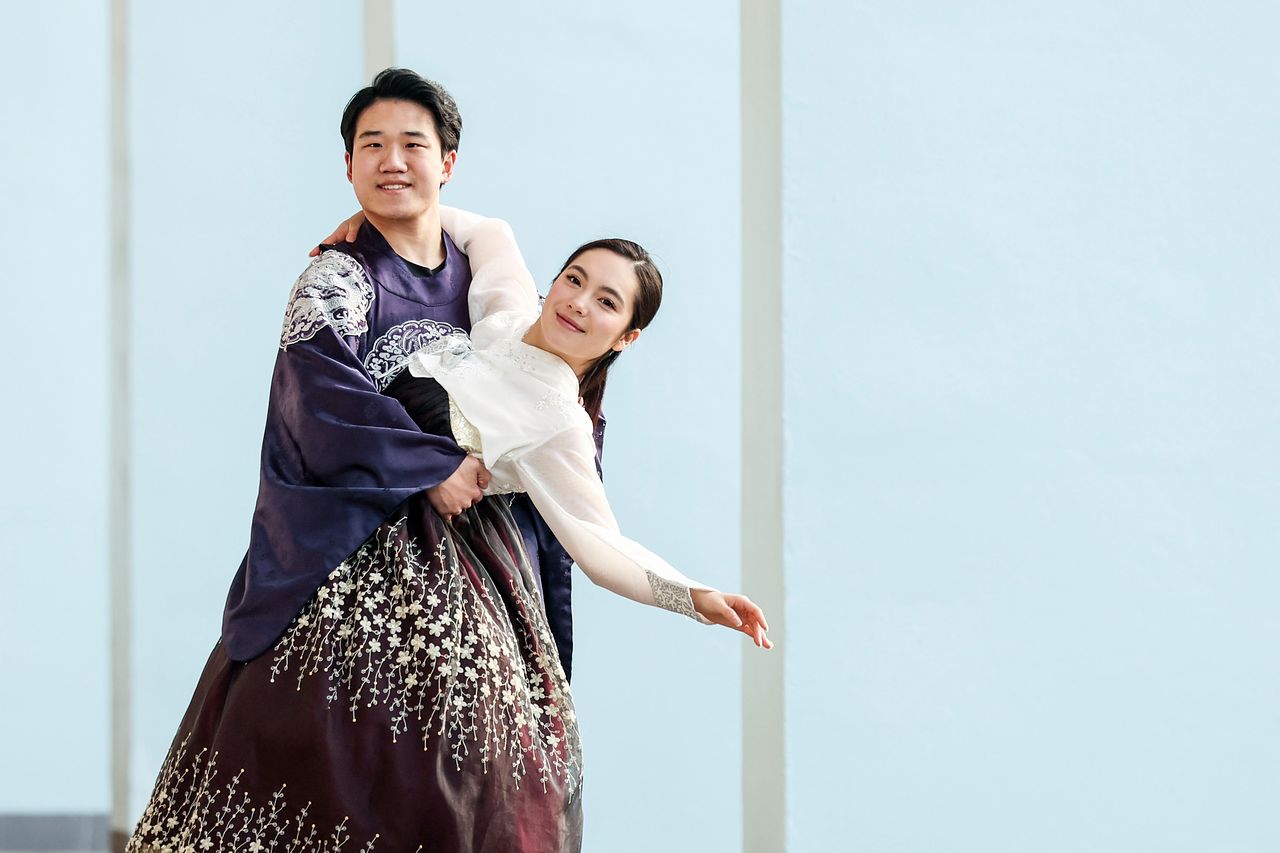 피겨스케이팅 아이스댄스 국가대표 권예(왼쪽)와 임해나. 중국계 권예와 캐나다에서 자란 임해나는 이번 동계올림픽에서 태극기를 달고 출전한다. 김성룡 기자