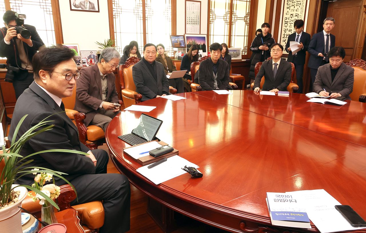  우원식 국회의장이 28일 국회 의장실에서 '시민주도 헌법개정 전국 네트워크'(시민개헌넷) 대표단을 만나 헌법개정 및 절차에 대한 간담회를 열기에 앞서 인사말을 하고 있다.연합뉴스