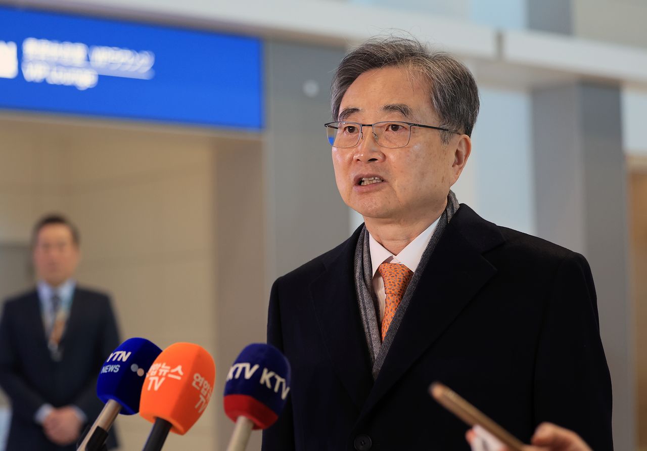 조현 외교부 장관이 3일 인천공항에서 핵심광물회의 참석 및 마크 루비오 한미 외교장관 회담을 위해 미국 출국에 앞서 인터뷰를 하고 있다. 뉴스1