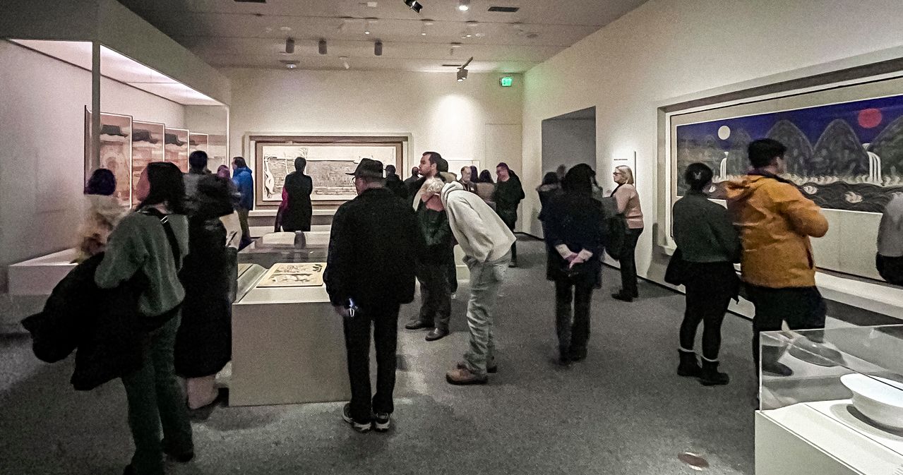 미국 워싱턴 D.C.의 스미소니언 산하 국립아시아예술박물관(National Museum of Asian Art)에서 1일(현지시간) 막 내린 이건희 컬렉션 순회 전시 폐막일에 관람객들이 전시장을 가득 메우고 있다. 오른쪽에 걸린 게 조선 왕실 병풍 일월오악도(일월오봉도)다. 사진 NMAA