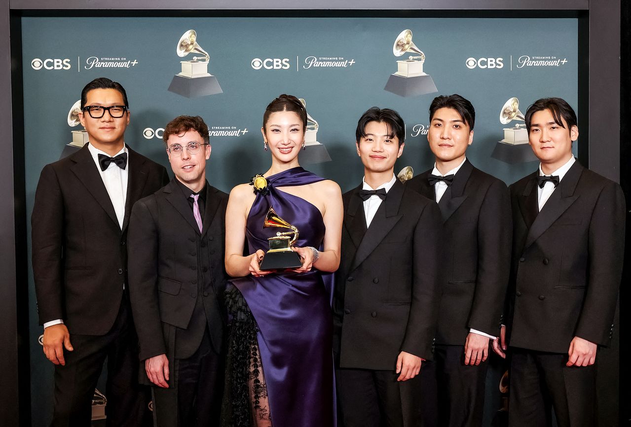 넷플릭스 애니 ‘케이팝 데몬 헌터스’ 주제가 ‘골든’의 작사·작곡가들. 왼쪽부터 투웬티포(24), 마크 소넨블릭, 이재, 이도(IDO, 이유한·곽중규·남희동). 테디 프로듀서는 시상식에 불참했다. [AFP=연합뉴스]