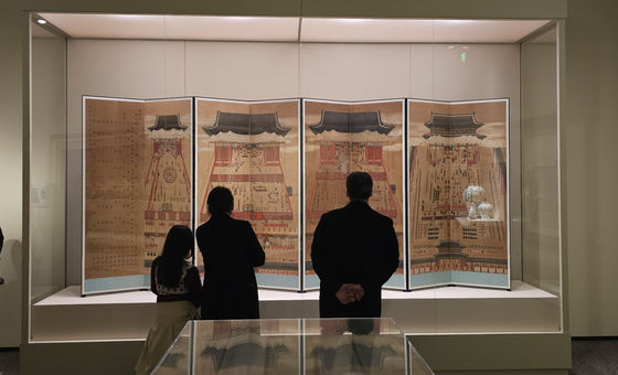 28일(현지시간) 미국 워싱턴 DC 국립아시아예술박물관에서 열리고 있는 ‘한국의 보물-모으고, 아끼고, 나누다’ 특별전을 찾은 관람객들이 조선시대 궁중 회화 ‘임진진찬도’를 감상하고 있다. 워싱턴=김형구 특파원