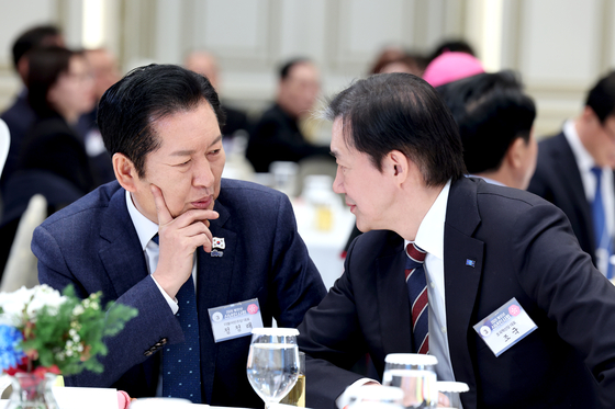 정청래 더불어민주당 대표와 조국 조국혁신당 대표가 지난달 2일 청와대 영빈관에서 열린 2026년 신년 인사회에 참석해 대화를 나누고 있다. 뉴스1