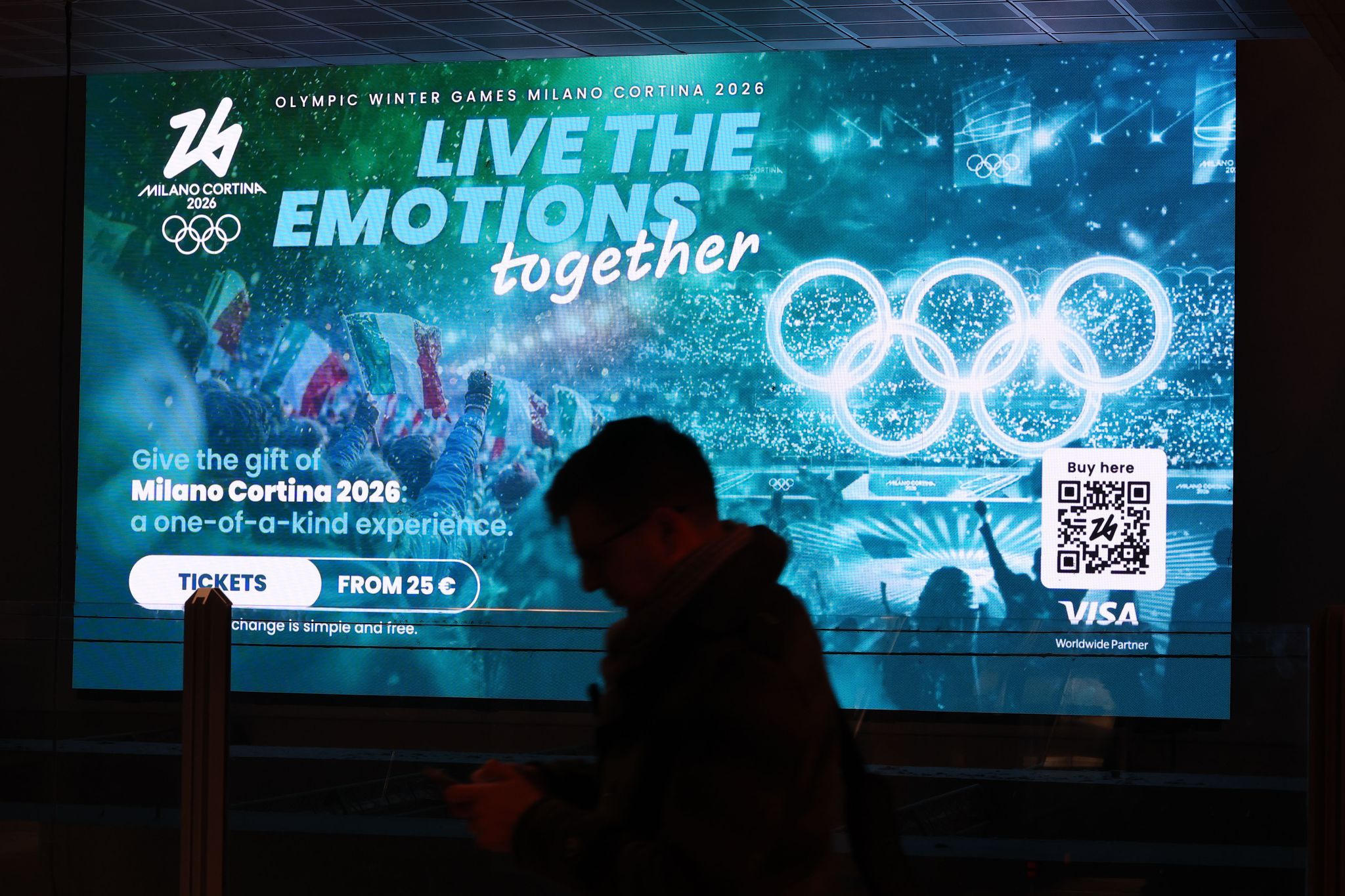 동계올림픽 개막을 사흘 앞둔 2일 이탈리아 밀라노 지하철역에 올림픽을 홍보하는 광고가 나오고 있다. 김종호 기자 