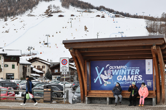 이탈리아 리비뇨에서 버스를 기다리고 있는 사람들. 신화=연합뉴스 