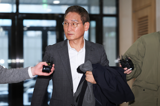 안권섭 특별검사가 지난해 12월 31일 오전 서울 서초구 관봉권 띠지 폐기 의혹 및 쿠팡 퇴직금 불기소 외압 의혹 진상규명을 위한 특검 사무실로 출근하고 있다. 우상조 기자