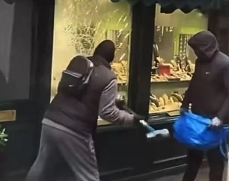 보석상을 터는 도둑들. X캡쳐 