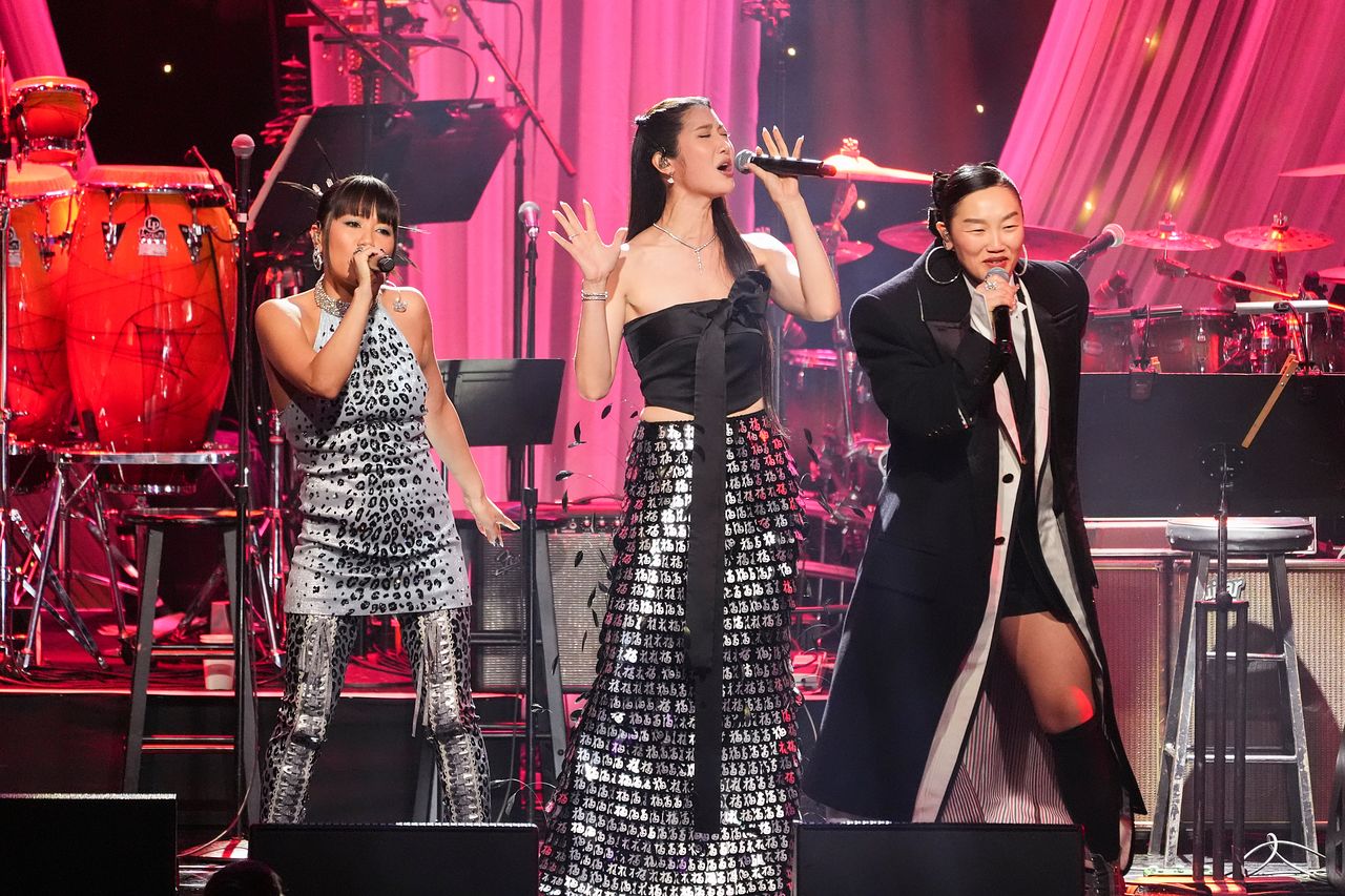 넷플릭스 애니메이션 ‘케이팝 데몬 헌터스’의 주제가 ‘골든’을 부르는 레이 아미(왼쪽), 이재, 오드리 누나. 지난달 31일(현지 시간) 미국 캘리포니아주 베벌리힐스 힐튼 호텔에서 열린 ‘프리 그래미 갈라’ 무대에 올랐다. [AP=연합뉴스]