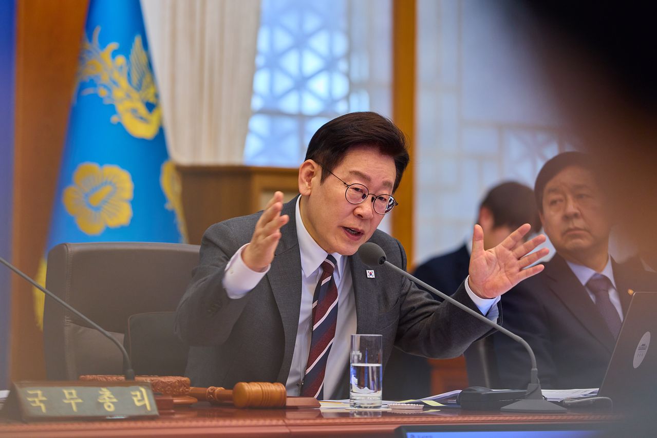 이재명 대통령이 3일 공정거래위원회의 전속고발권 폐지 등을 검토하라고 지시했다. 청와대 본관에서 열린 제4회 국무회의를 주재하고 있다. 청와대 제공