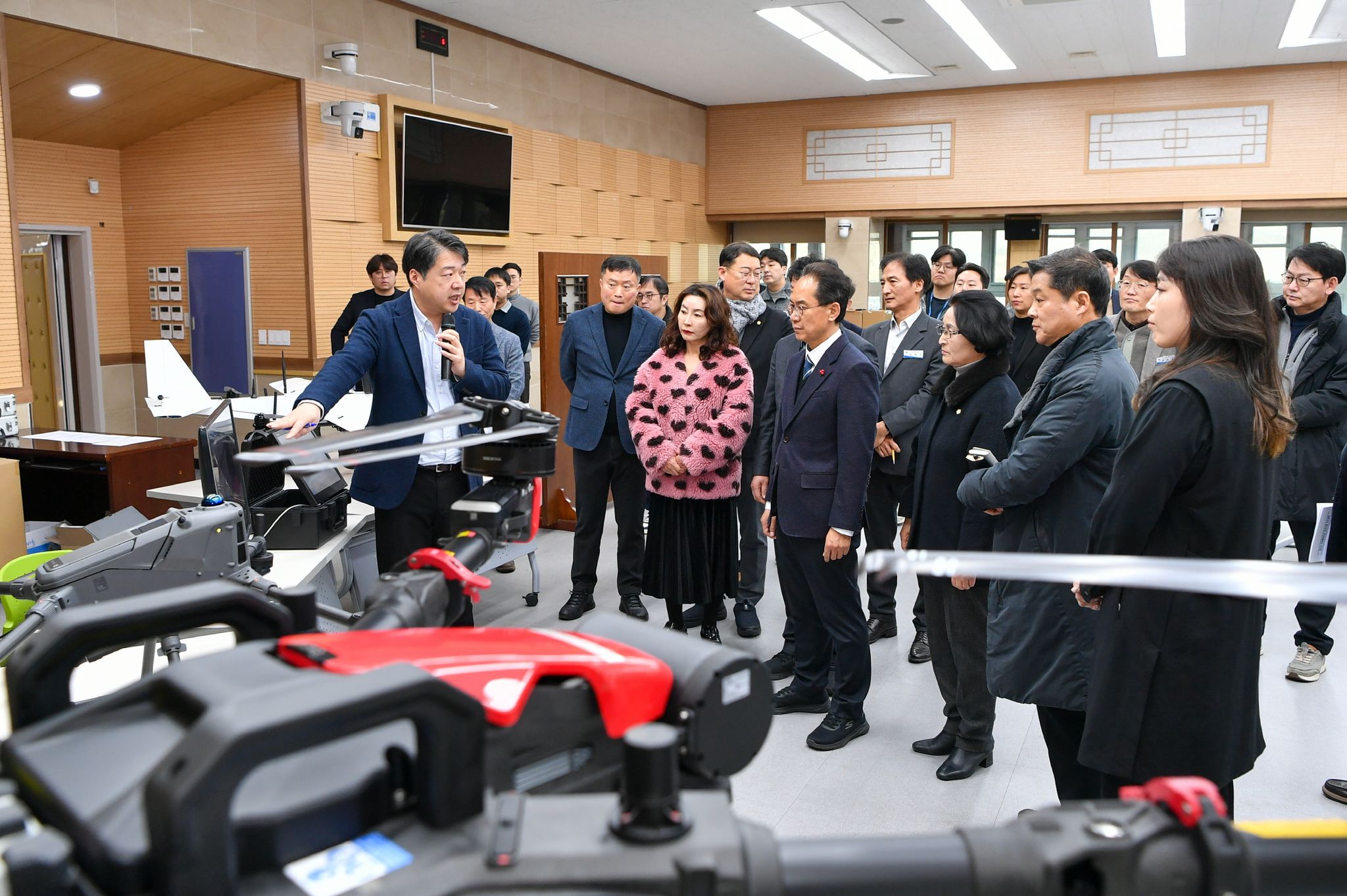 주관사에서 온디바이스 AI기술이 탑재된 드론을 설명하고 있다