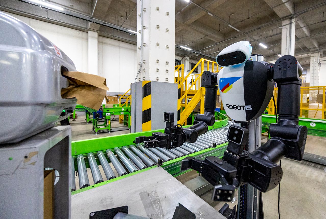 지난 1월 10일 경기 군포시 CJ대한통운 스마트풀필먼트센터에서 AI 휴머노이드 로봇이 포장 작업을 하고 있다. 뉴시스