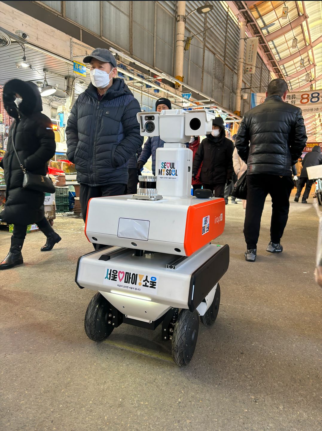 서울시가 전국 최초로 도입한 화재순찰로봇. 올해부터 서울시는 4개 전통시장에 화재순찰로봇을 실전 투입할 예정이다. [사진 서울시]