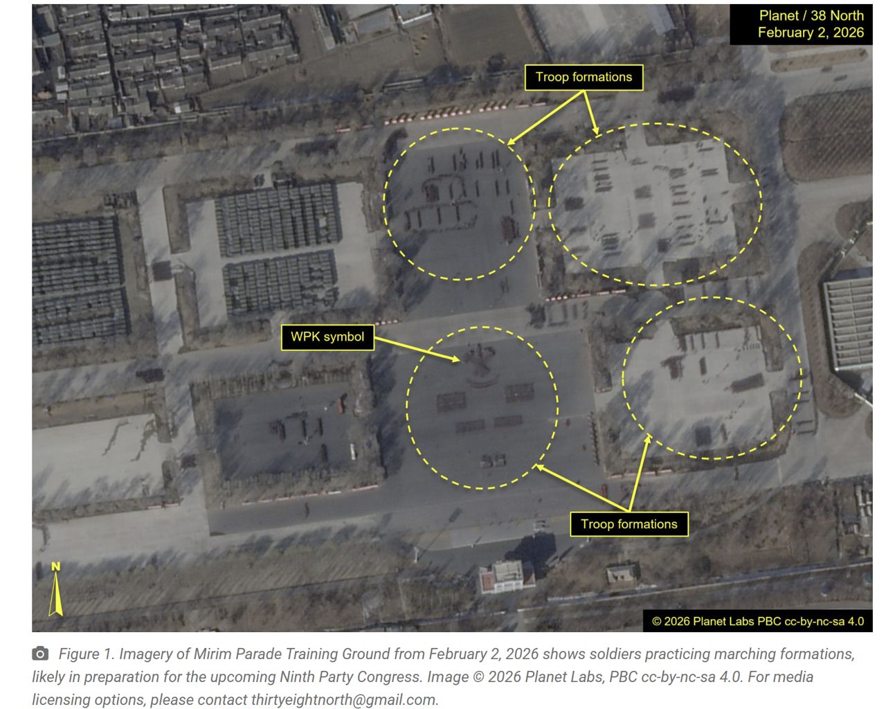미국의 북한 전문매체 38노스가 2일(현지시간) 보도한 미국 민간위성서비스 플래닛랩스가 촬영한 평양 인근 미림 훈련장 사진에는  병사 수백명이 행진 연습을 하는 모습이 담겼다. 사진 38노스 캡처